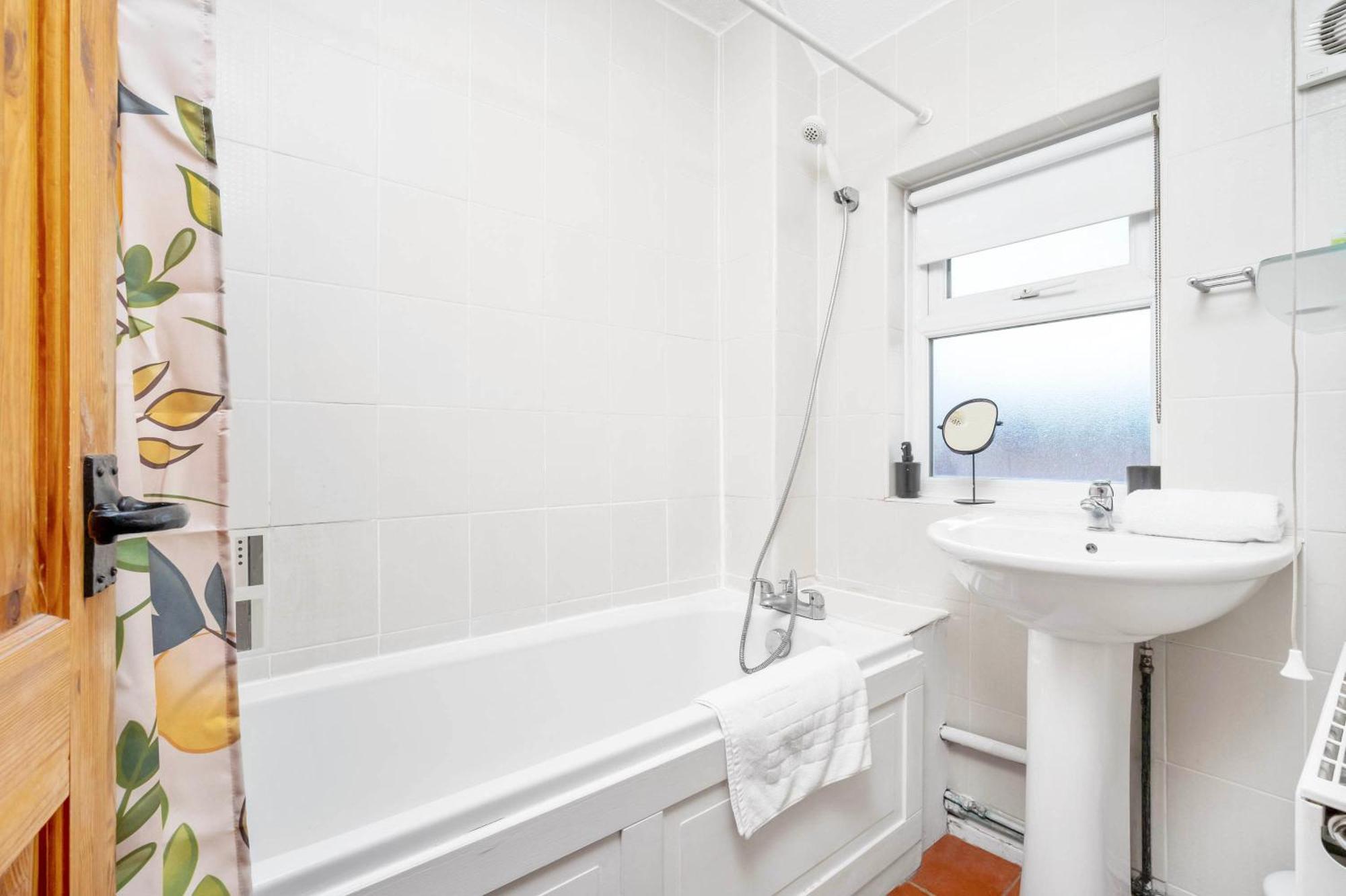 Centre - 3 Bedroom House - Parking - Netflix - Wifi - Up To 7 Guests -12w