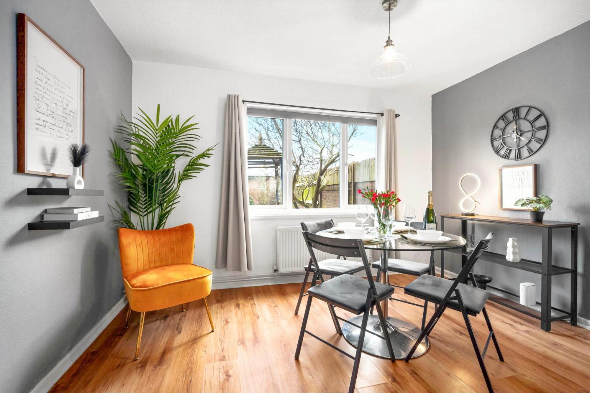 Centre - 3 Bedroom House - Parking - Netflix - Wifi - Up To 7 Guests -12w Holiday home *