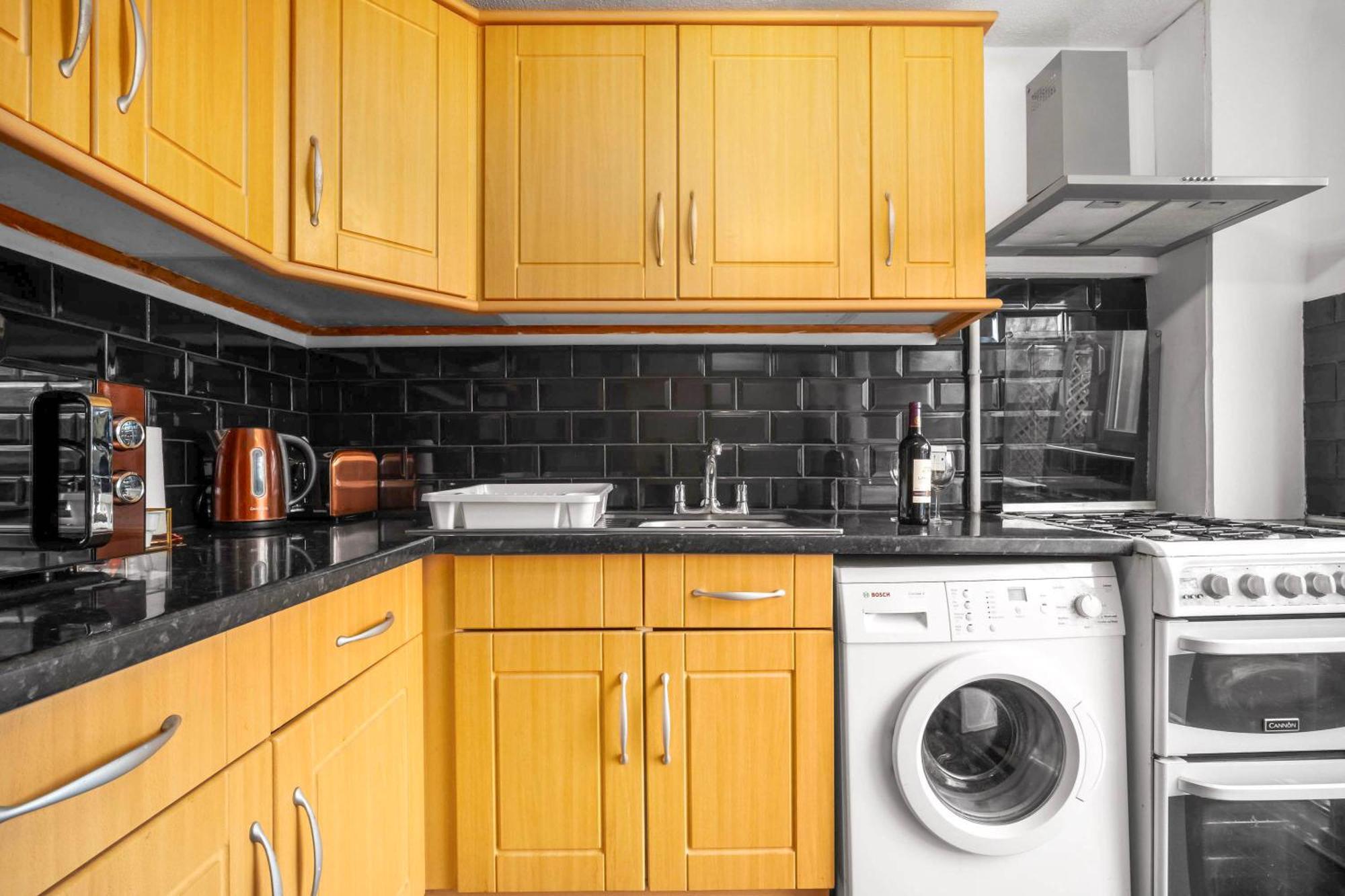 Centre - 3 Bedroom House - Parking - Netflix - Wifi - Up To 7 Guests -12w *