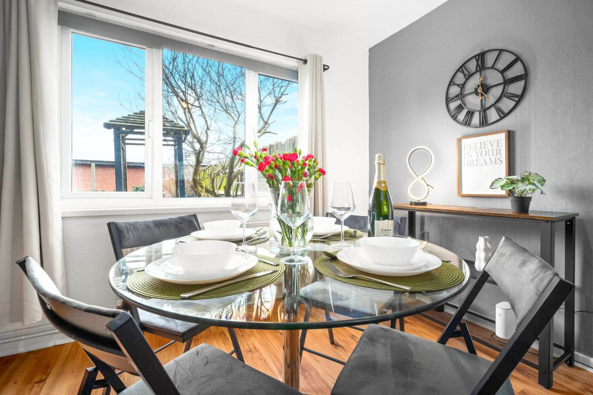 Holiday home Centre - 3 Bedroom House - Parking - Netflix - Wifi - Up To 7 Guests -12w Birmingham