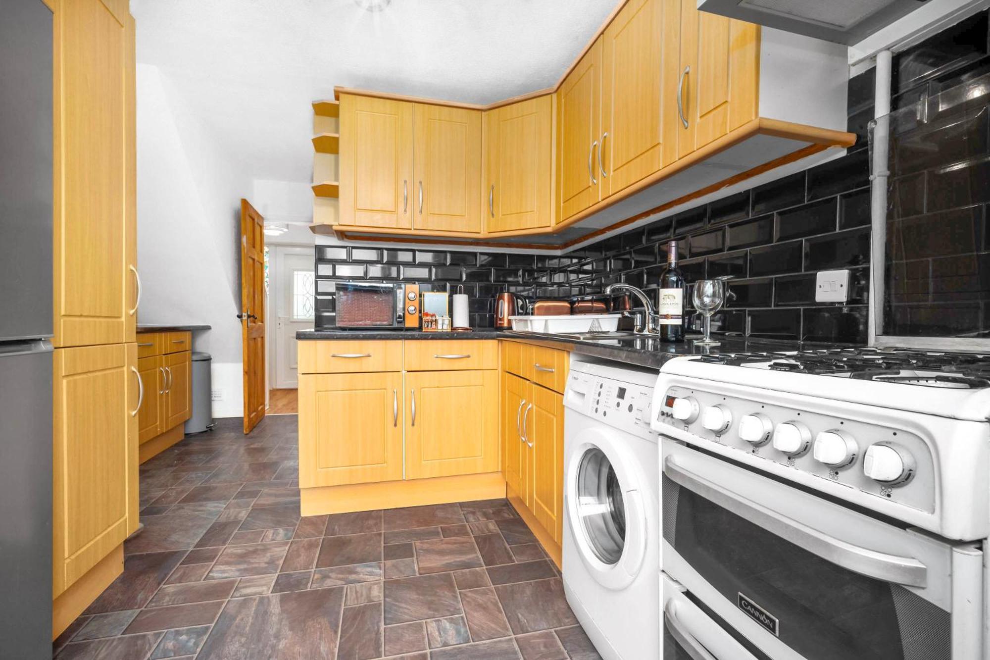 Centre - 3 Bedroom House - Parking - Netflix - Wifi - Up To 7 Guests -12w *