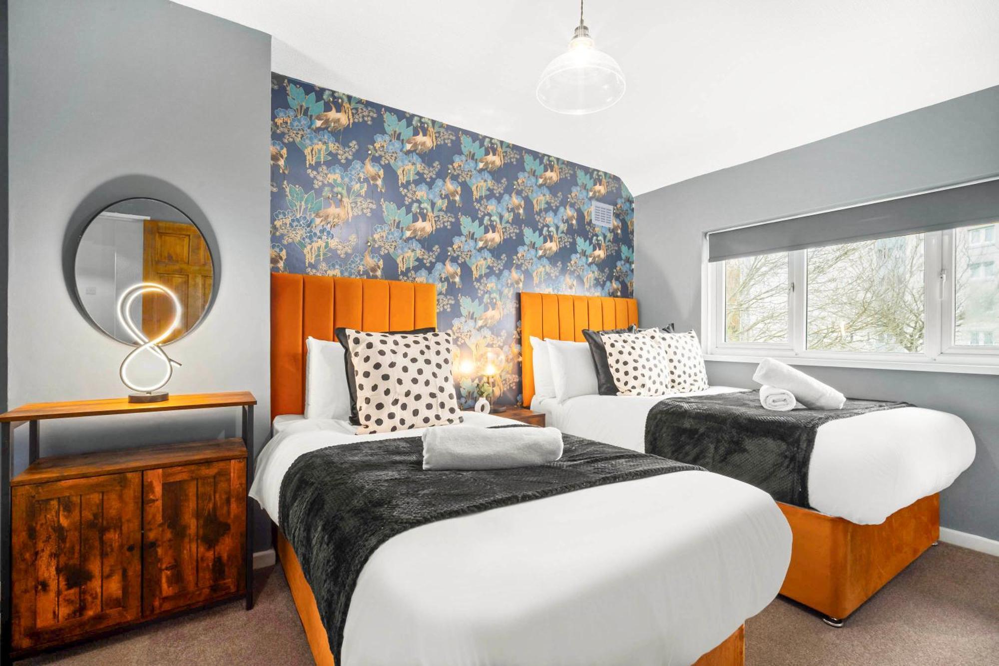 Holiday home Centre - 3 Bedroom House - Parking - Netflix - Wifi - Up To 7 Guests -12w Birmingham