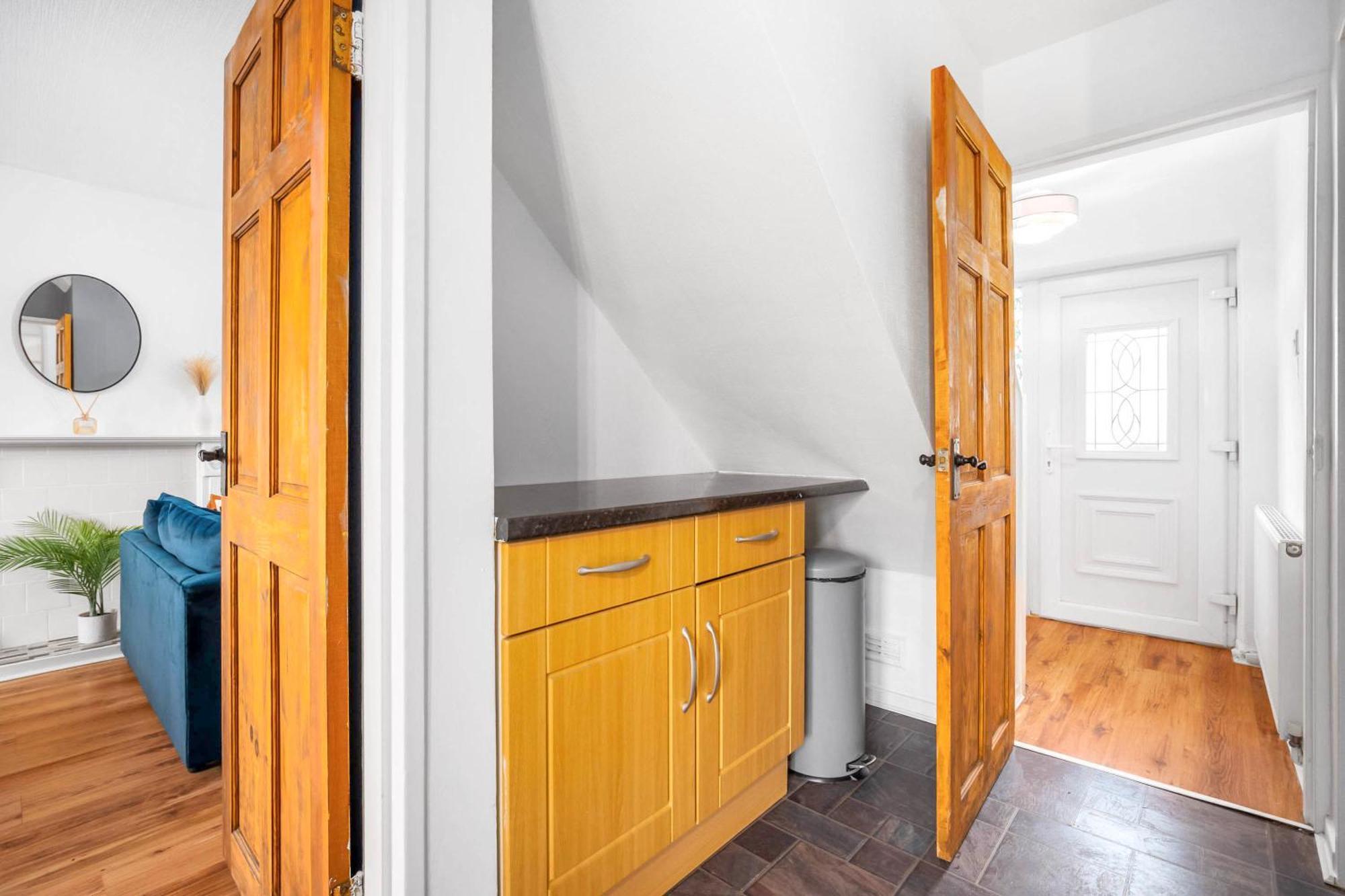 Centre - 3 Bedroom House - Parking - Netflix - Wifi - Up To 7 Guests -12w