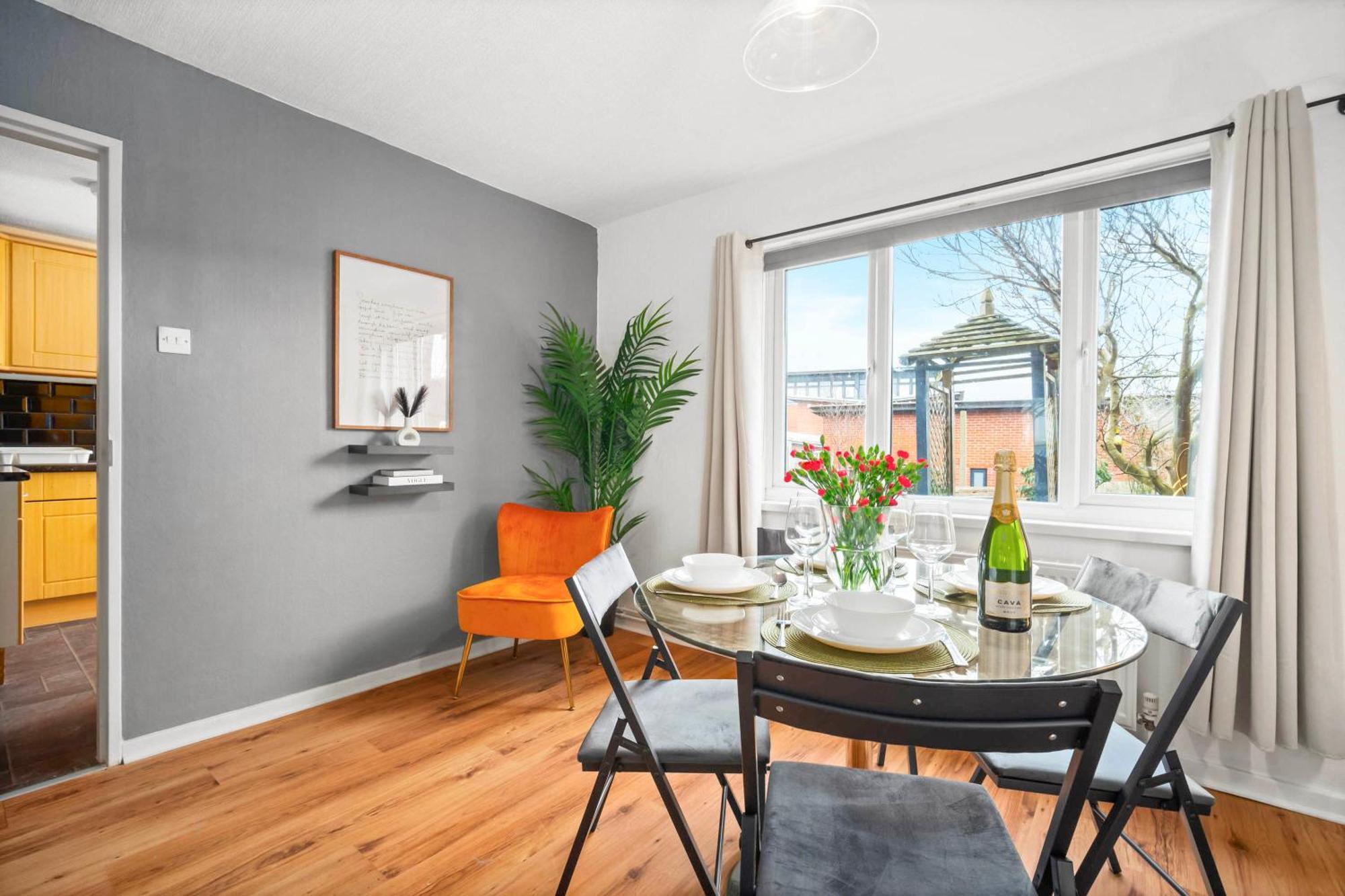 Centre - 3 Bedroom House - Parking - Netflix - Wifi - Up To 7 Guests -12w *