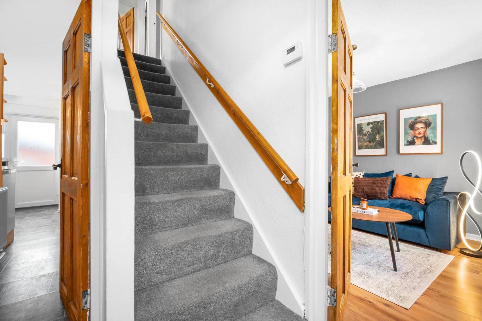 Holiday home Centre - 3 Bedroom House - Parking - Netflix - Wifi - Up To 7 Guests -12w Birmingham